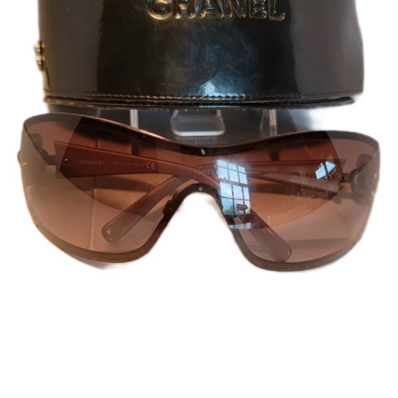 authentic Chanel brown gradient camelia sunglasses | black Chanel case included - Picture 6 of 11